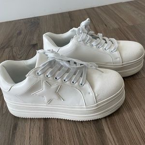 Dazzle Platform Sneaker in White Size 8.5